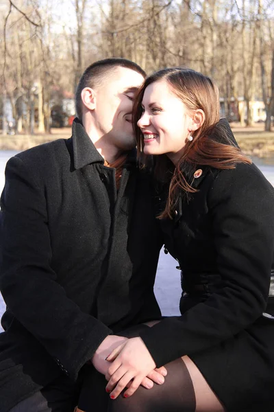 Joyeux couple dans le parc de la ville le jour de la Saint-Valentin — Photo