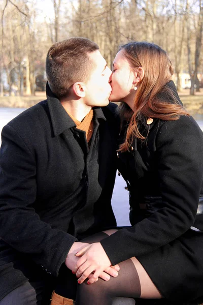 Pareja feliz en el parque de la ciudad el día de San Valentín — Foto de Stock