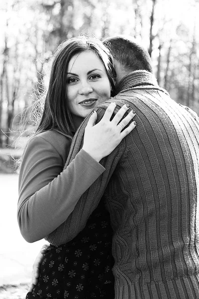Gelukkige vrouw hugs haar echtgenoot op de dag van Valentijnskaarten — Stockfoto