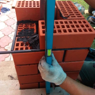 Taze kaynaklı duvar 2018 ölçmek için el ile bir düzey Sihirbazı'nı kullanır