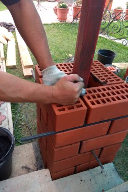 Asıl inşaat sahasında bir tuğla döşeme 2018 yatıyor