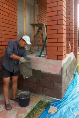 Kum taşı dekoratif döşeme 2018 evin temeli üzerinde yükleme işlemi