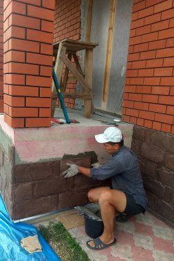 2018 karşı karşıya bina temeli üzerinde bir granit taş yapıştırma