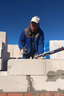 İşçi gaz blok duvarına bir eşitlikçi 2018 denetler.