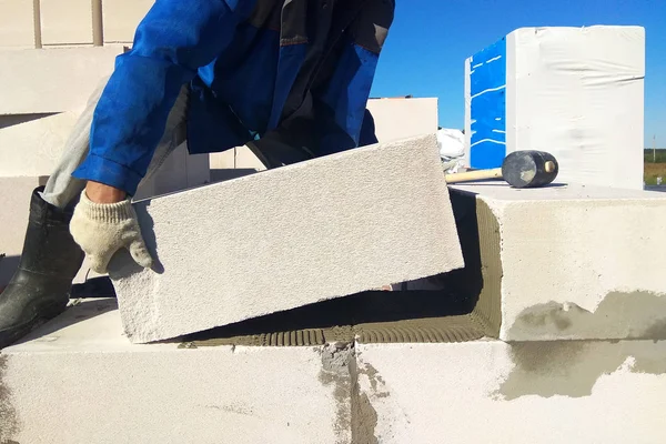 Bir spatula ile 2018 tutkal duvar gaz blok işlemi
