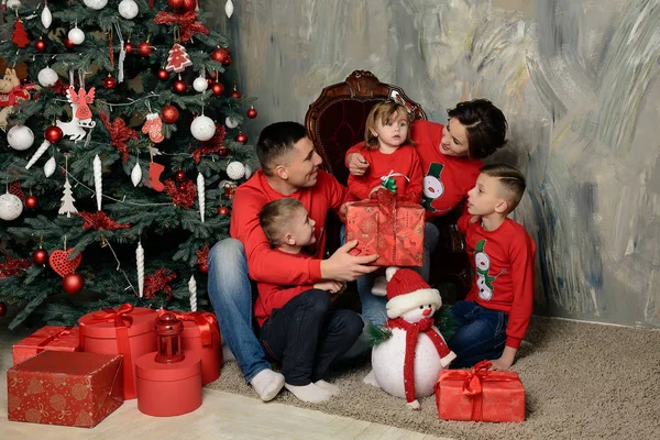 Eğlenceli bir genç aile ile Noel ağacı başına oturmuş hediyeler 2018