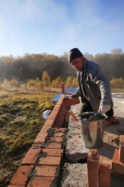 2018 köyde açık havada kırmızı tuğla duvar bir sanatçı duvar