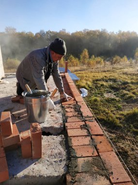 2018 köyde açık havada kırmızı tuğla duvar bir sanatçı duvar