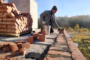 ana duvar resmi bir çimento harç ve mala 2018 kullanarak tuğla duvar