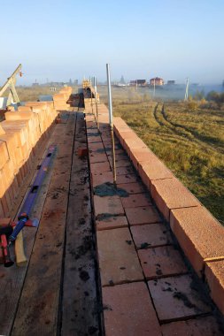 Tuğla duvarı boyunca ön plan araçları 2018 görünümünü