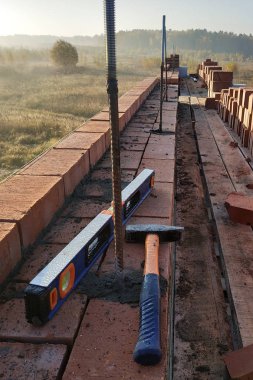 Tuğla duvarı boyunca ön plan araçları 2018 görünümünü