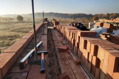Tuğla duvarı boyunca ön plan araçları 2018 görünümünü