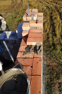 işçi tuğla çimento harç 2018 çim zemin üzerine koyar