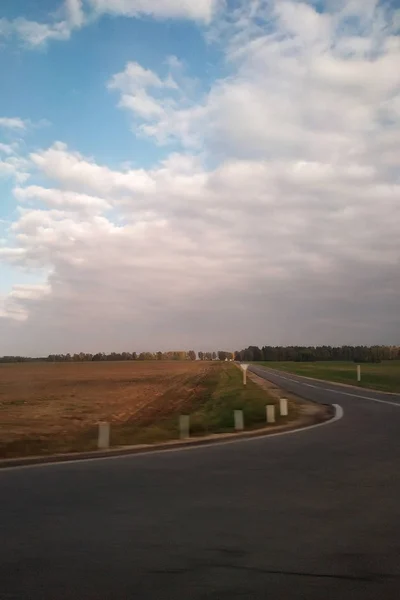 Δρόμος Είναι Στο Φόντο Της Ένα Φανταστικό Ουρανό Άσπρα Σύννεφα — Φωτογραφία Αρχείου