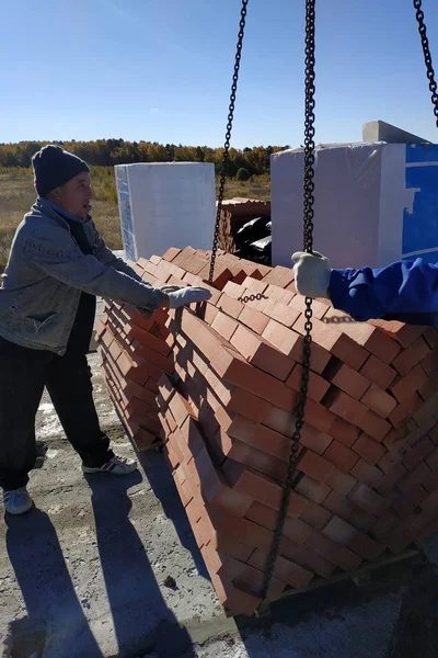 Kranen Levererar Byggmaterial Till Byggnaden Höstens Blå Himlen 2018 — Stockfoto