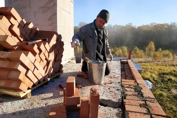 Master Muralmålningen Tegelväggen Med Ett Cementbruk Och Murslev 2018 — Stockfoto