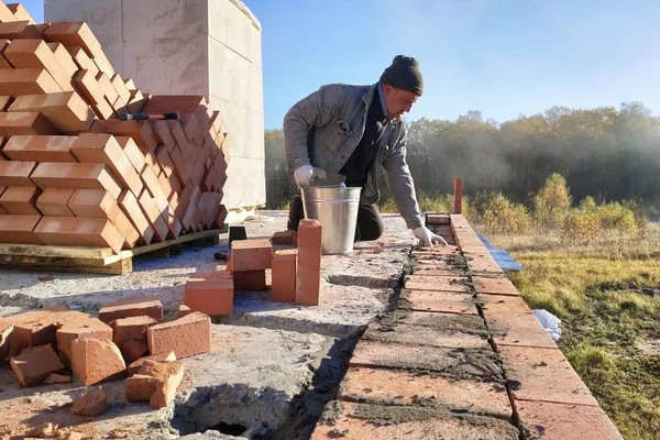 Constructor Utiliza Mortero Cemento Para Construcción Muro Ladrillo 2018 — Foto de Stock