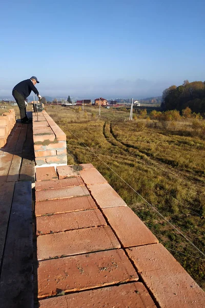 Trabajador Sitio Construcción Pone Ladrillo Cielo Ese Campo 2018 — Foto de Stock