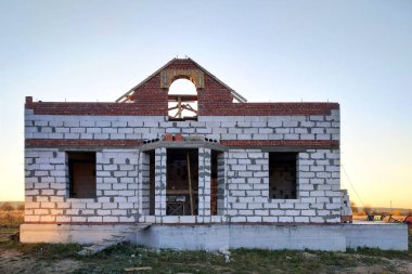 2018 gökyüzü arka plan üzerinde blokları ve tuğla ile bir köyde bir ev inşa