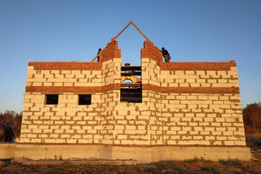 2018 gökyüzü arka plan üzerinde blokları ve tuğla ile bir köyde bir ev inşa