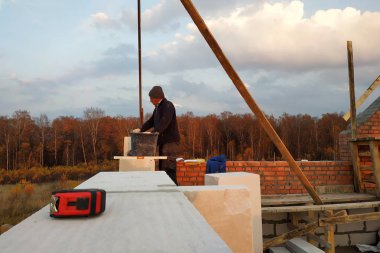 Usta bir tutkal bir duvar beyaz 2018 blok oluşturmak için kullanır