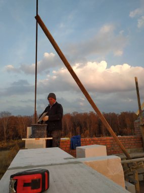 Usta bir tutkal bir duvar beyaz 2018 blok oluşturmak için kullanır