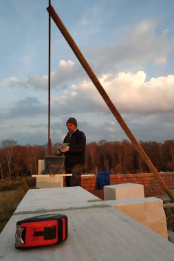 Usta bir tutkal bir duvar beyaz 2018 blok oluşturmak için kullanır