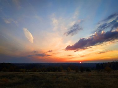 Uzakta alanında 2018 rakipsiz gökyüzü günbatımı bir yere sırasında sonbahar günü
