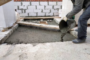 yardımcı işçi arasında 2018 evin zemin katta bir kova sıvı çimento harç dışarı dökülen