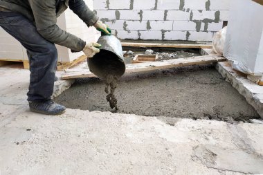 yardımcı işçi arasında 2018 evin zemin katta bir kova sıvı çimento harç dışarı dökülen