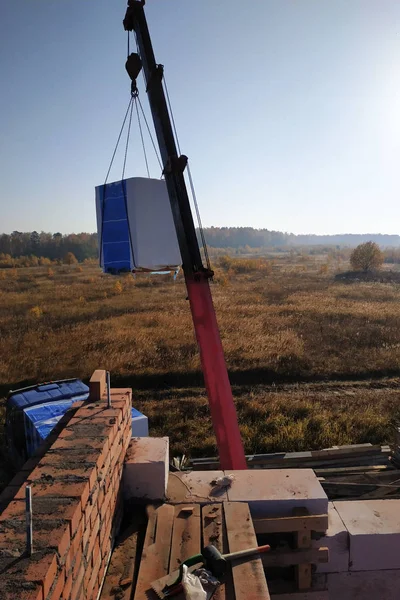 Kamyon vinç aktarımları blok inşaat sahasına engeller gökyüzü 2018 havadaki