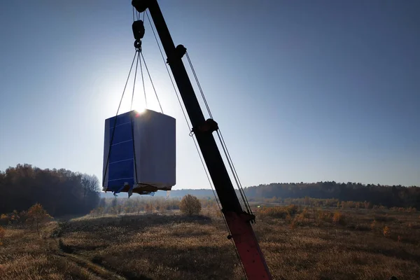 Vrachtwagen Kraan Transports Blokken Naar Bouwplaats Blokkeert Lucht Tegen Hemel — Stockfoto