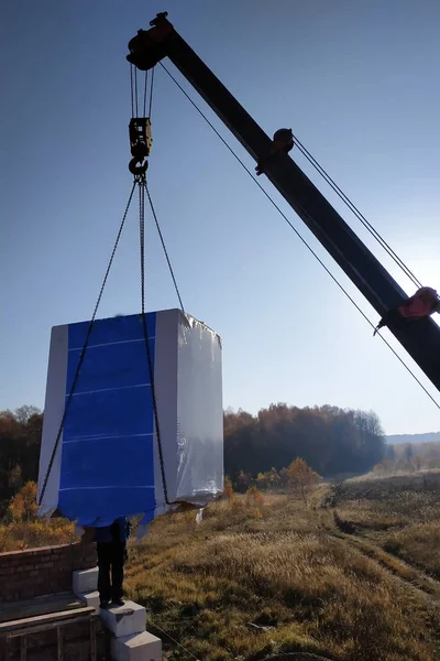 alt araba vinç şoförü kendi elleriyle 2018 işaretleri göstererek blokları kaldırmak için yardımcı olur.