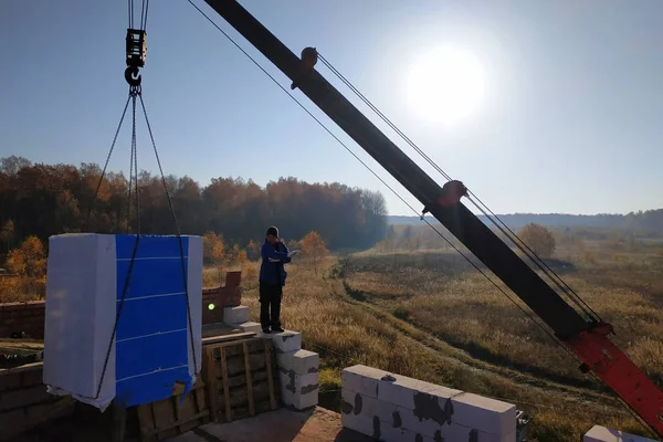 Empleado Controla Descarga Bloques Para Construcción Una Casa Granja Tiempo — Foto de Stock