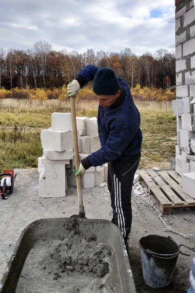 Pala Del Trabajador Selecciona Solución Del Carro Cubo Sitio Construcción — Foto de Stock