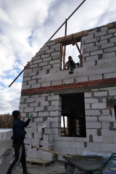 작업자 2018에 시멘트 박격포 — 스톡 사진