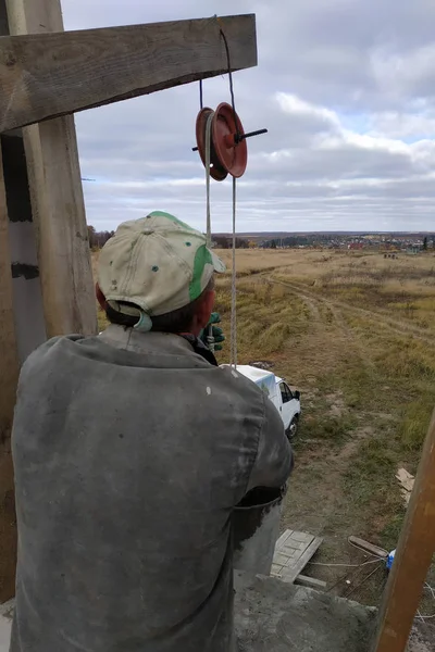 Trabajador Que Utiliza Cabrestante Mano Levanta Una Cubeta Cemento Segundo — Foto de Stock