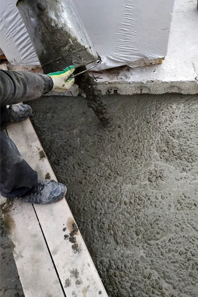 Будівельник Заповнює Цементний Розчин Між Поверхами Будинку Допомогою Відра 2018 — стокове фото
