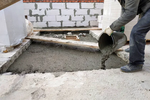 Auxiliary Worker Pours Out Bucket Liquid Cement Mortar Floor Floors — Stock Photo, Image