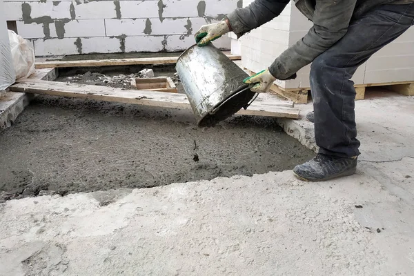 Kisegítő Munkás Önti Egy Vödör Folyékony Cement Habarcs Emeleten Padló — Stock Fotó