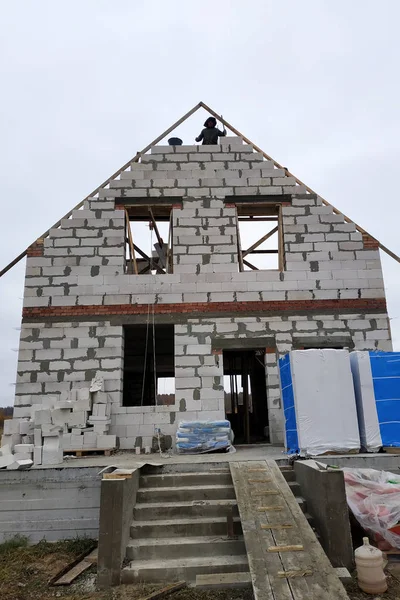 2018 gökyüzü arka plan üzerinde blokları ve tuğla ile bir köyde bir ev inşa