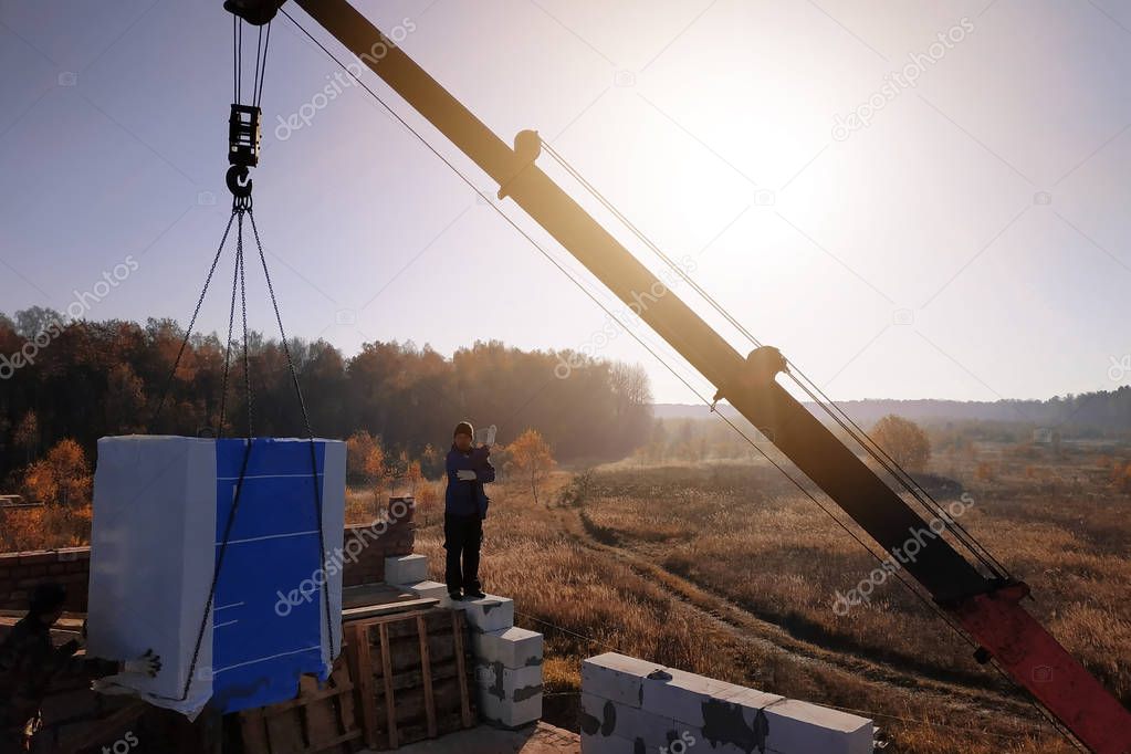 the employee controls the unloading of blocks for the construction of a house at the time farm 2018