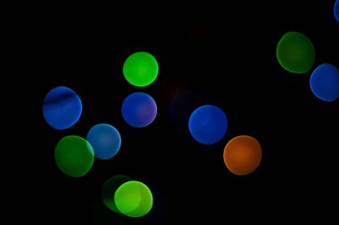 New Year's Eve 2018 üzerinde siyah arka plan üzerinde bokeh mavi, yeşil, sarı, kırmızı tonları