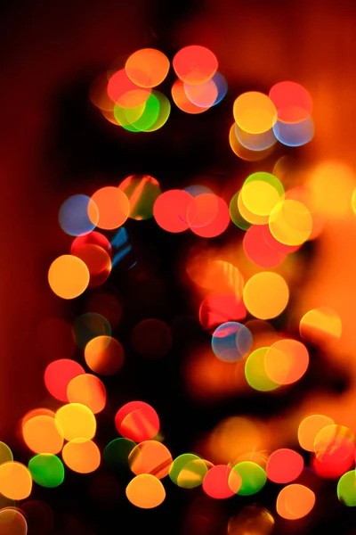 Bokeh Azul Verde Amarelo Fundo Uma Nova Árvore Natal Borrada — Fotografia de Stock