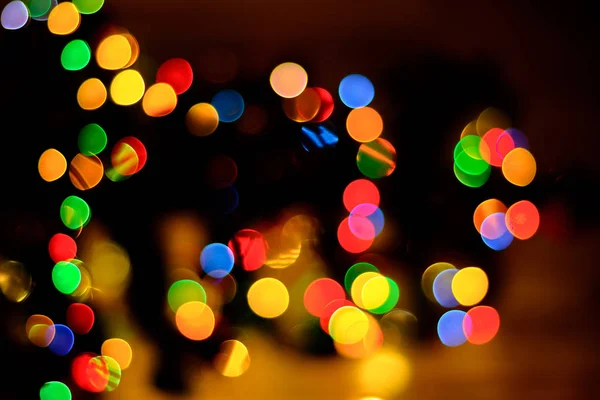 Bokeh Azul Verde Amarelo Fundo Uma Nova Árvore Natal Borrada — Fotografia de Stock