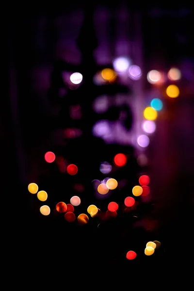 Kerst Paars Geel Bokeh Achtergrond Van Een Blauwachtige Kerstboom 2018 — Stockfoto