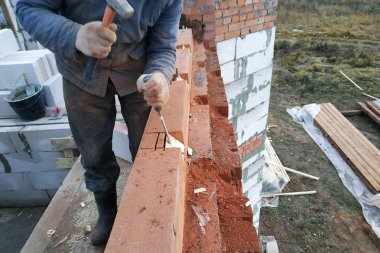 Ahşap binanın içinde öğütmek için biraz Sihirbazı'nı kullanır 2018