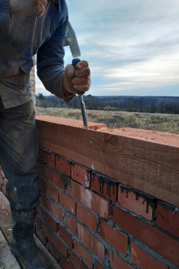 Eldiven dostum, bir çekiç ve biraz tahta 2018 işleme ile çalışmak