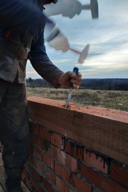 Eldiven dostum, bir çekiç ve biraz tahta 2018 işleme ile çalışmak