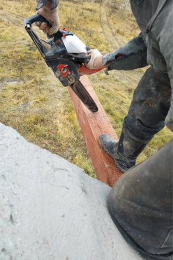 Asıl idare ve ahşap kiriş 2018 kesmek için testere kullanır